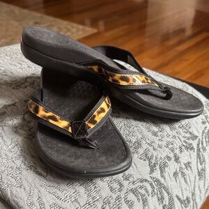 Vionic Black ortho flip flop Sandals with Leopard Print Strap